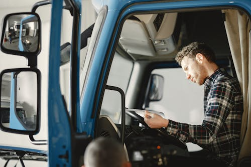 How Truck Driver News Keeps The Industry Moving Forward