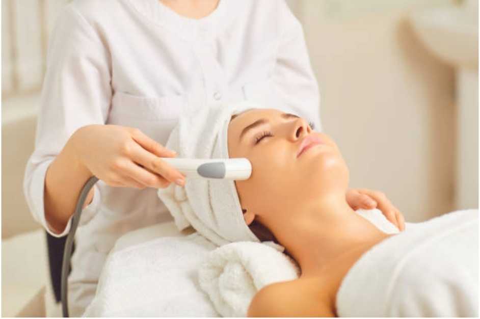Common Risks Cosmetologists Face And How Insurance Helps Mitigate Them